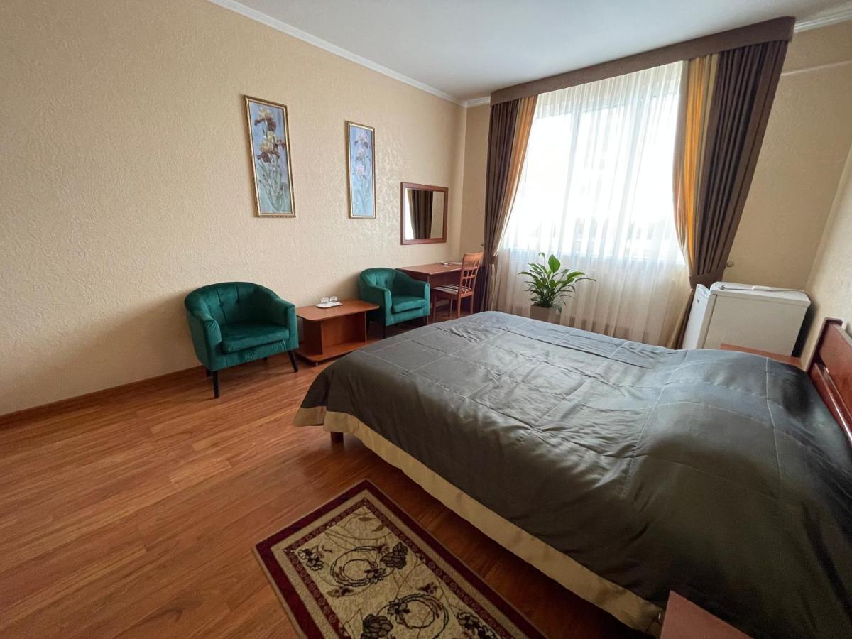 Yunist Hotell Ivano-Frankivsk Eksteriør bilde